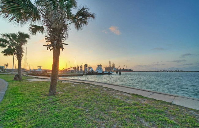 Oceanfront Condo w/ Private Balcony Pool + Tennis Bubbly Blew by Avantstay - Foto 52