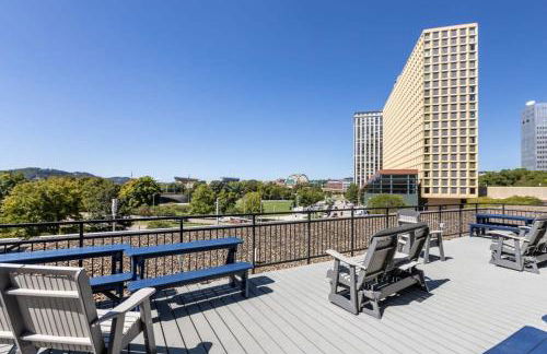 Sleek 2BR Downtown Retreat with Gym - Foto 21