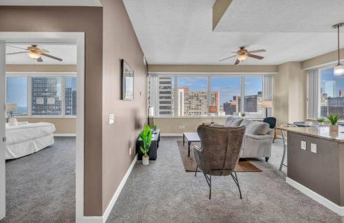 LAKE VIEW Sky-Suite in the Heart of Downtown! - Photo 7