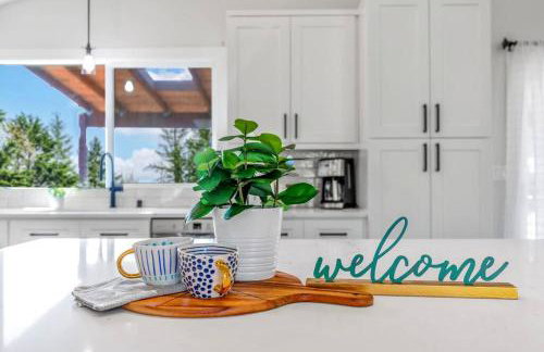Tastefully Remodeled 4 Bedroom Home with Rainier View - Foto 22