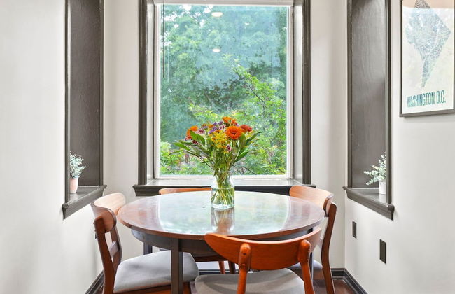 Spacious Sunny Shaw 1BR 1BA Apartment - Photo 9