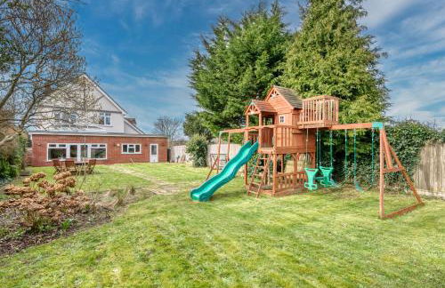 LONG TERM STAY SPECIAL OFFER AVAILABLE! 5-Bedroom Spacious, Stunning Design, Sociable Areas & Cosy House Near South Downs Park, Sleeps 11 with GAMES Room, PRIVATE PARKING and GARDEN - by Blue Puffin Stays - Foto 77