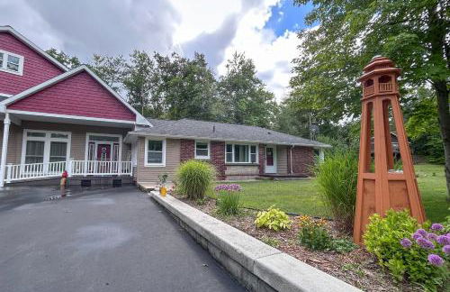 Walk to Lake Huron Beaches Home with Fire Pit! - Foto 1