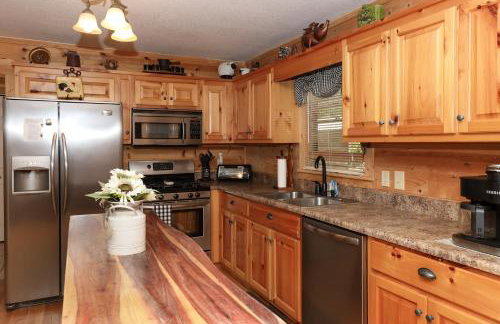 3-Story Private Cabin with Hot Tub and Fire Pit - Foto 15