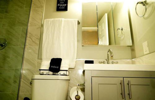 Modern 1BR Unit with Free Parking Walk to Metro - Foto 27