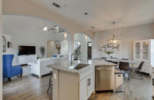 Vibrant Texas Escape - 5BR, Pool & Hot Tub - Foto 17