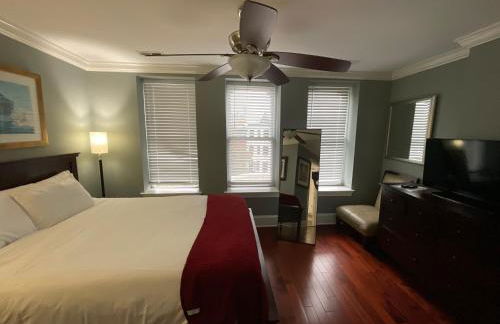 Classy Victorian Brownstone Subway Shopping - Photo 54