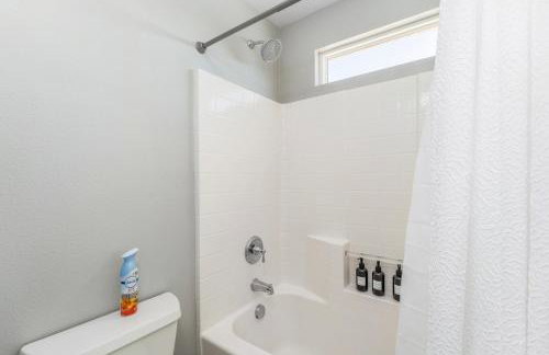 GAMEROOM, King Beds, Movie Projector, Heated Saltwater Pool, Golf and Games! - Foto 76