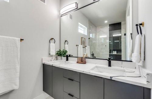 Luxurious Newly Built 5BR 5BA | Rooftop W/ Grill - Foto 18