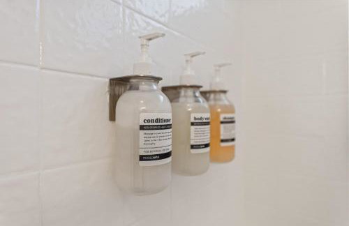 Los Angeles charming big house, king bed, parking, EV - Photo 5