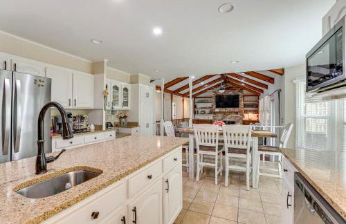 Patio and Pool Table Lake Marion Getaway - Foto 8