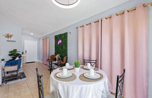 Luxe 3BR 2BA Oasis with Pool & Designer Touches, Disneyland, Legoland - Foto 13