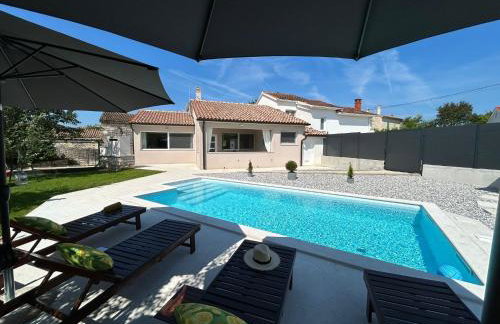 Holiday house Diva with a pool - Foto 1