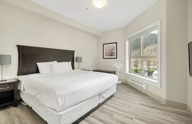 Harmony Haven 2BR Lakefront Suite - Photo 6