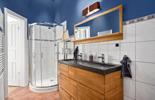 GUT KLETKAMP "Altes Torhaus" - Historisches Ferienhaus mit 5 Schlafzimmern I Kamin I Garten & Terrasse I Seeblick I 15 Min zur Ostsee I Moderne Küche I Hundefreundlich I Parkplätze I WLAN - Foto 19