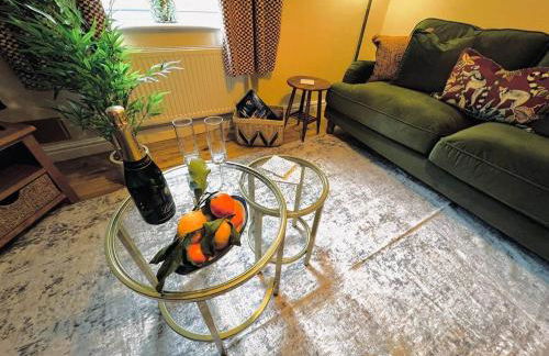 Elegant Hayfield Escape - Heart of Peak District - Photo 23