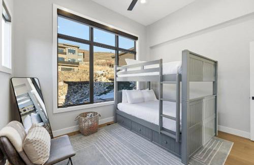 Luxury Hideout w Hot Tub Steam Shower - Photo 22