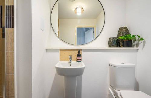 Bright, modern 2 bedroom house with free parking! - Foto 23