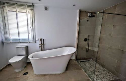 Dream beach-side villa with sea views & close to golf - Photo 66