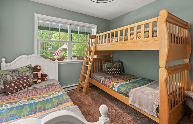 Ridge Retreat by Avantstay Game Room Covered Porch Fire Pit - Photo 31