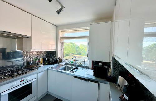 CENTRAL HOVE Large 2 bedroom Private residence with PARKING & BEACH HUT - Foto 2