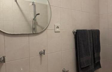 Private studio apartment with a garden and a terrace - Photo 18