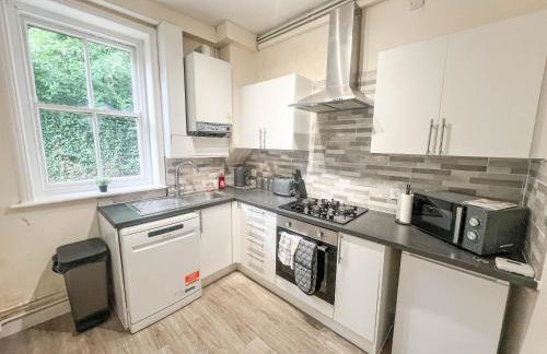 3 Bedroom House - Free Parking-Hospital-Contractors-Families - Long Stay Rates Available - Photo 21