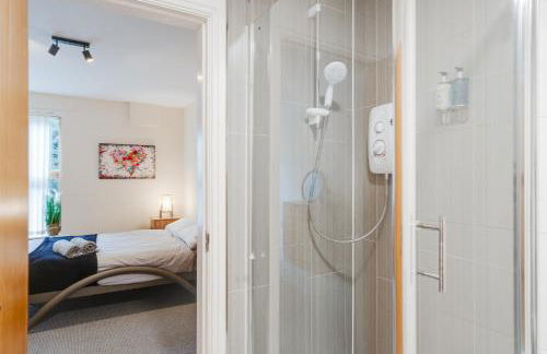 Brimmond Homes - nr to Univ, Hospitals, o2 Apollo, PLAB & 7 mins to City Centre - Stylish, Modern & Secure 2 Bed, 2 Bath Apt with Allocated Free Parking - Foto 46