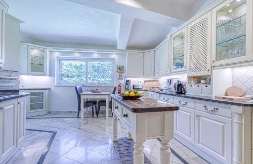 Golfinhos - MAGNIFICENT & SPACIOUS 5 BEDROOM VILLA - Foto 40