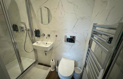 Southgate Luxury Apartments-Jaquzzi Bath-Private Parking- suitable for contractors - Foto 64