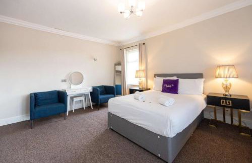 Detached House In Prestwich Sleeps 10 with Parking - Foto 32
