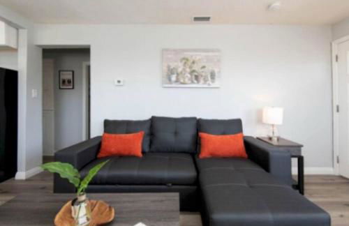 Charming 2BR Condo with Onsite Parking Included - Foto 9