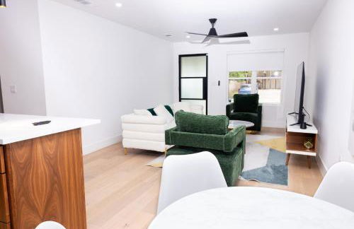 Luxe Retreat, Modern Gem with Private Backyard Oasis - Foto 6