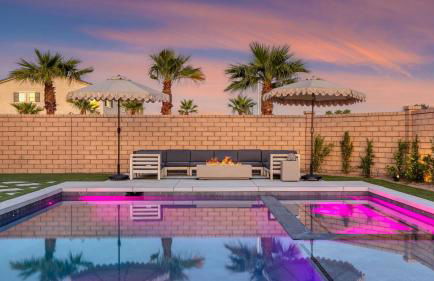 Desert Eden by Avantstay 6BR w/ Ensuite Backyard Oasis w/ Pool & Hot Tub! - Foto 6