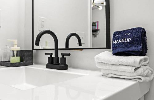 Modern Apartment with Parking & Prime Location - Foto 16