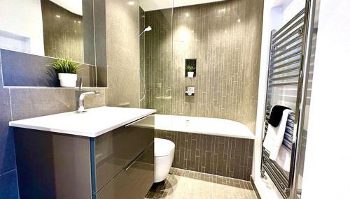 Sea View Ultra Modern 2 bedroom Apartment - 1 Min Walk to the Best Beach! - Great Location - FREE Parking - Fast WiFi - Smart TV - sleeps up to 4! Close to Purbeck, Corfe Castle, Sandbanks, Poole & Bournemouth - Foto 4