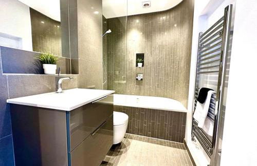 Sea View Ultra Modern 2 bedroom Apartment - 1 Min Walk to the Best Beach! - Great Location - FREE Parking - Fast WiFi - Smart TV - sleeps up to 4! Close to Purbeck, Corfe Castle, Sandbanks, Poole & Bournemouth - Foto 4