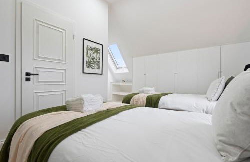 Beautiful Home, Free Parking For Large Groups Sleeps 10 Book Now! - Foto 38