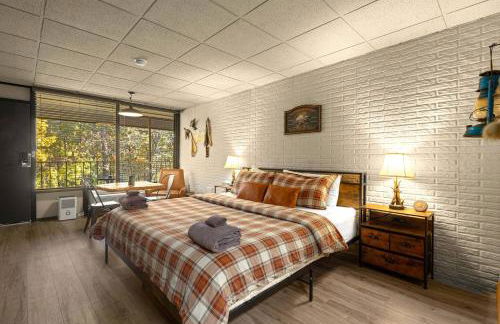 Stonegate Lodge King Bed, WIFI, 50in Roku TV, Salt Water Pool Room #103 - Foto 7