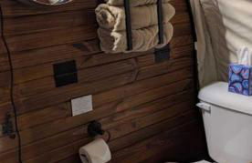 Highland Cow Glamping in a Cozy King Bed Wagon - Foto 13