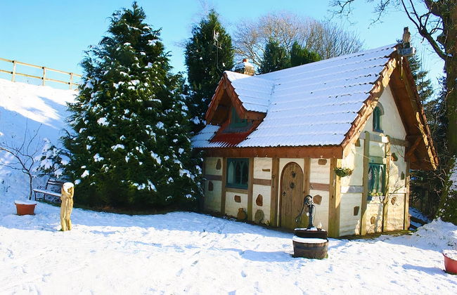 Snow White's House - Farm Park Stay with Hot Tub, BBQ & Fire Pit - Foto 16