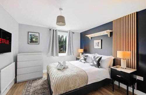 Elegant 2 Bedroom Apartment with Balcony - Near the High Street - Free Parking, Fast Wifi and Sky TV by Yoko Property - Foto 2