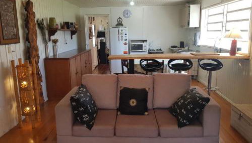 CASA FULL, CENTRO, 130m quadrados, 9 Pessoas, Wi-Fi, 3 Qtos, Churrasqueira e Apetrechos, Cozinha-Sala Integrados, 2 Banheiros, Varanda e Jardim, Garagem Coberta, Estac Interno 3 Carros, Lareira de Alta Performance e Fogão de Ferro, Área nos Fundos - Foto 4