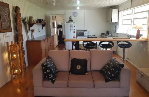 CASA FULL, CENTRO, 130m quadrados, 9 Pessoas, Wi-Fi, 3 Qtos, Churrasqueira e Apetrechos, Cozinha-Sala Integrados, 2 Banheiros, Varanda e Jardim, Garagem Coberta, Estac Interno 3 Carros, Lareira de Alta Performance e Fogão de Ferro, Área nos Fundos - Foto 4