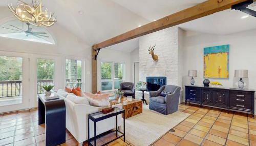 Spacious Beautiful Home with Full Kitchen, Balcony and Patio, Next to Golf Course - Photo 4