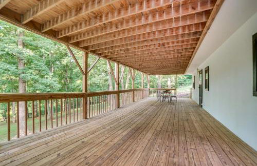 Kodak Getaway with Covered Decks and Game Room! - Foto 23