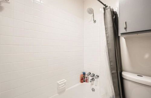 Your Cozy King Suite Getaway - Sleeps 4 - Pool, Prkg - Foto 17