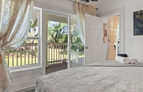 Hideout on the Hillsborough is a Gorgeous Renovated 3BR Pet Friendly Home on the Hillsborough River located in the North End of Seminole Heights - Foto 26