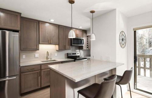 Renovated Riverfront 3 BR, 2 BA with Pool - Walk to Town! - Foto 8