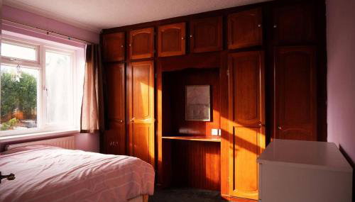 Captivating 3-Bed House in Birmingham - Foto 5, wardrobe